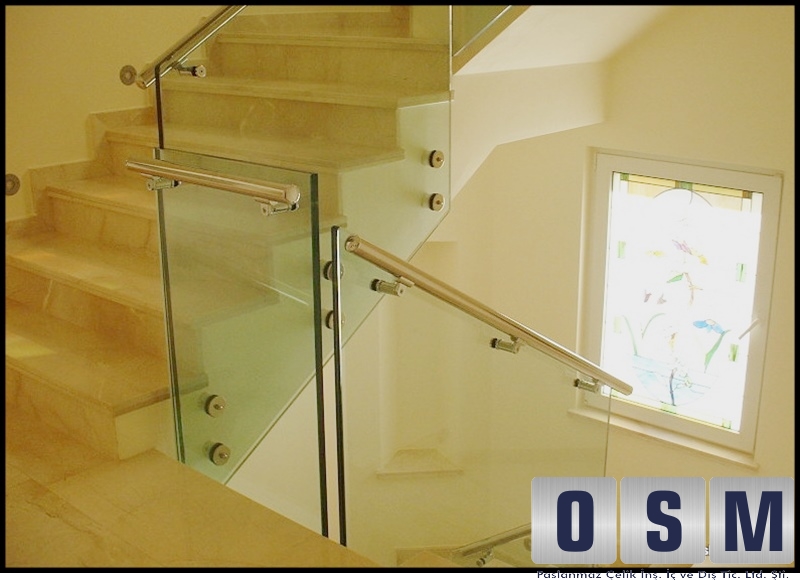 Cam korkuluk sistemimizi merdivende montaj yapılmış haliyle sunuyoruz