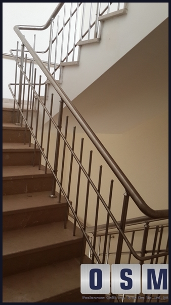 Dikey kayıtlı paslanmaz merdiven korkuluğumuz